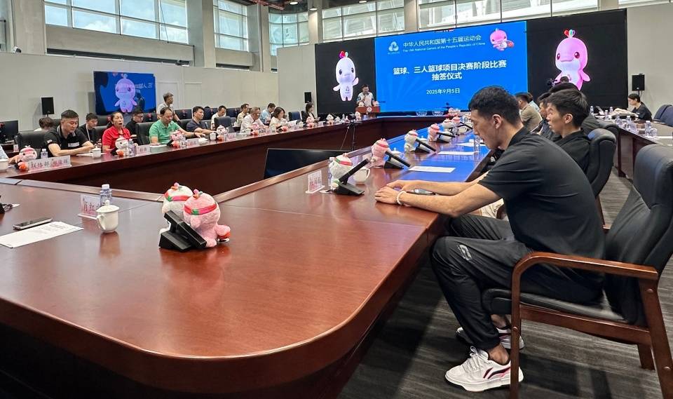 杜锋和郑薇出席篮球抽签，对手阵容“神仙打架”，广东男女篮都要争冠
